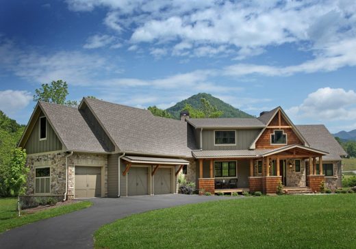 Craftsman Home Garage View in Hiawassee, Georgia